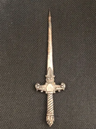 Antigo abridor de cartas, em formato de espada, medindo 17,5cm