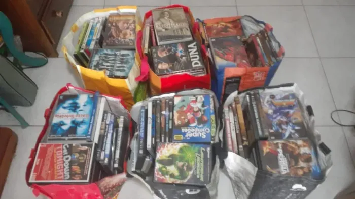 Mais de 150 CDS de DVDS de filmes, desenhos e showns de bandas musicais