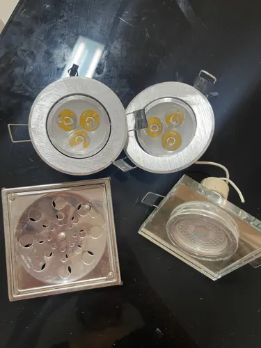 Ralo e luminária embutida 