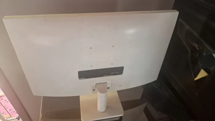 Monitor LG Branco com tela pra conserto 