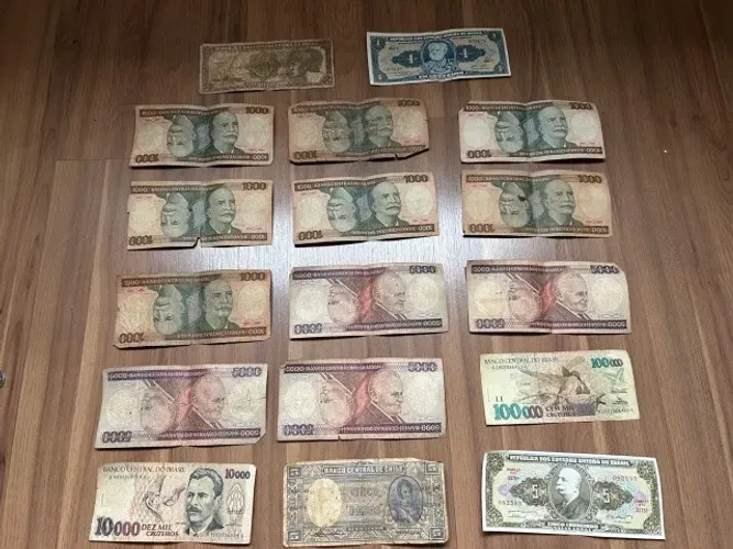 Cédulas e moedas antigas