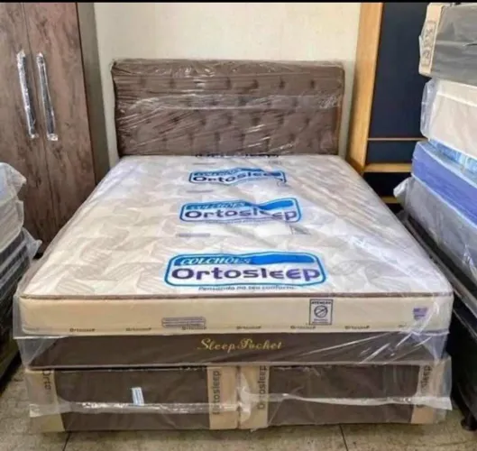 Cama queen size com colchão  marrom com bege e cabeceira