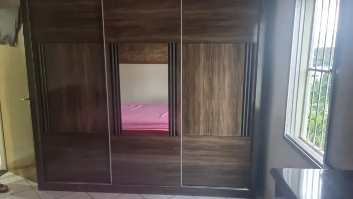 Guarda roupas com 6 gavetas, 3 portas de correr e 1 espelho