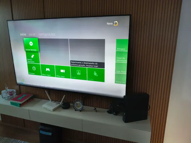Xbox 360 com controle e jogos.