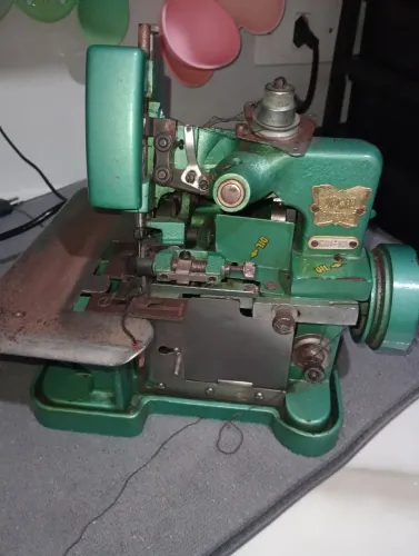 Máquina de costura overlock