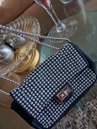 Bolsa pequena em camurça com pedrarias (nova)