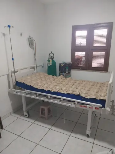 Cama hospitalar manual com colchão 