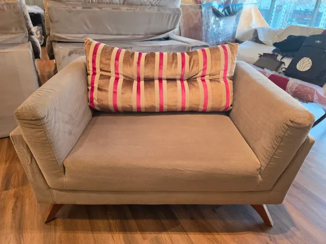 Poltrona Namoradeira Suede