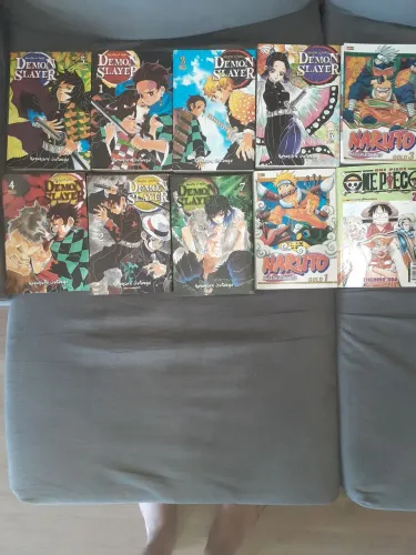 Mangas demon slayer , naruto e one piece usados
