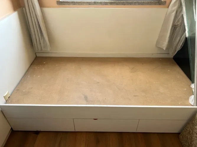 Cama solteiro com três gaveteiros 