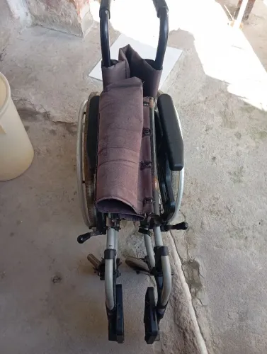 Vende cadeira de rodas retrátil R$300 wpp *89)