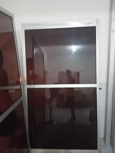 Vendo porta de vidro em alumínio. 