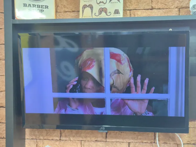 Smart TV JVC 32" LT-32MB208 - Liga Normalmente | Som OK | Imagem Escura