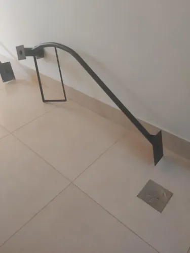 Suporte metálico para Câmeras de Segurança - Cor Preto Fosco