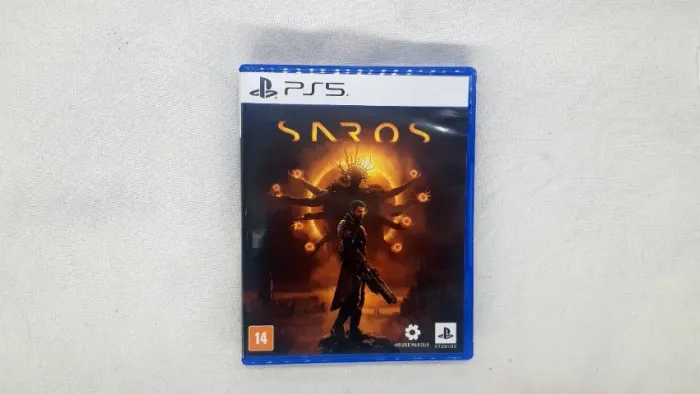 Saros - PS5 - Midia FIsica - Semi Novo