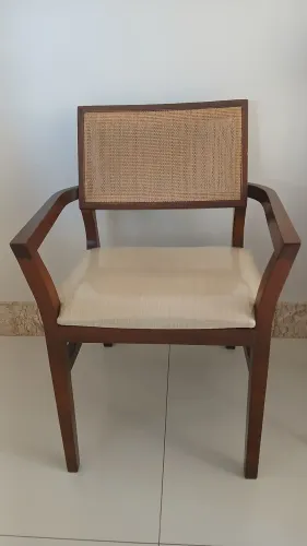 Poltrona de madeira maciça