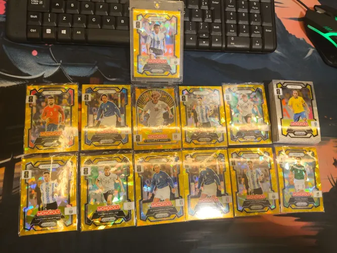 Lote Monopoly Prizm 12 douradas + 24 prateadas. Possuem algumas repetidas.