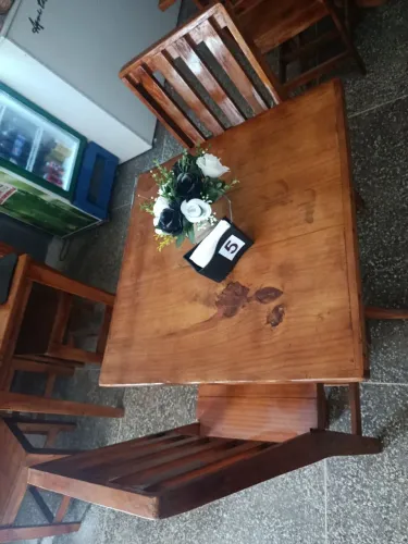 Vendo 3 mesas de madeira com duas cadeiras cada