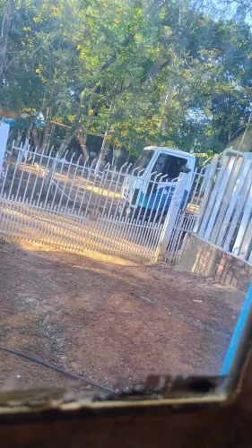 Vendo. tem um banheiro no bosque também