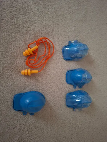 Kit 4 Protetores Auriculares de Silicone com Estojo Mini Capacete - Novo