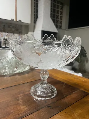 Fruteira com Pé em Cristal Lapidado Decorado com Uvas - Centro de Mesa