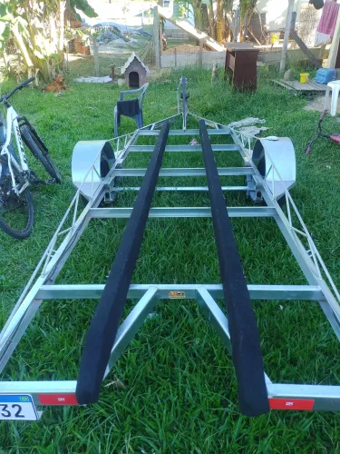 Carreta rodoviária para barco
