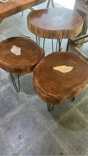 Linda mesa de canto em madeira