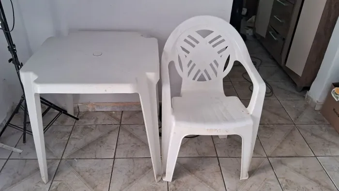 Mesa e cadeira de plástico