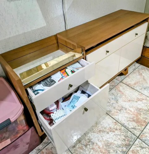 Buffet com bandeja de vidro 