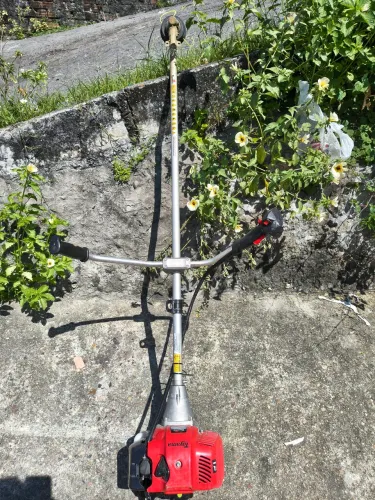 Roçadeira Toyama