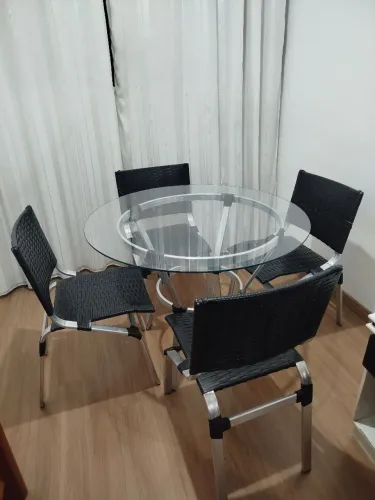 Mesa com 04 cadeiras