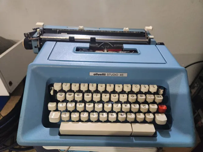 Máquina escrever portátil Olivetti