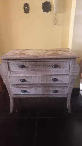 Cômoda em madeira, com 3 gavetas , pintura em patina.