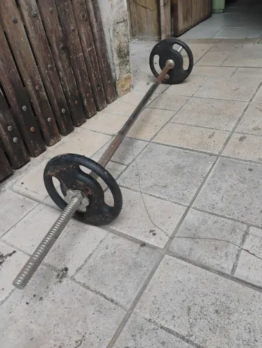 Barra de Supino maciça com duas anilhas de 5kg