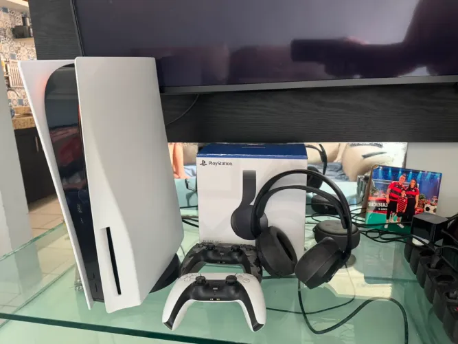 PlayStation 5 + 2 controles + fone PlayStation original
