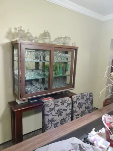 Mesa com cristaleira