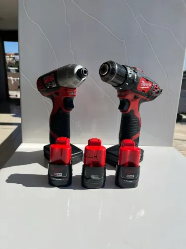 Parafusadeira Milwaukee - M12 - chave de impacto