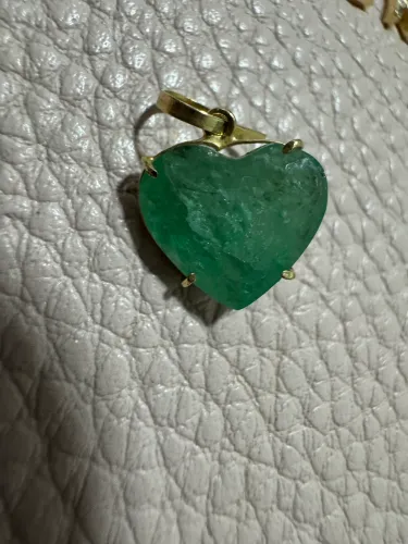 Pigente ouro 18k em esmeralda