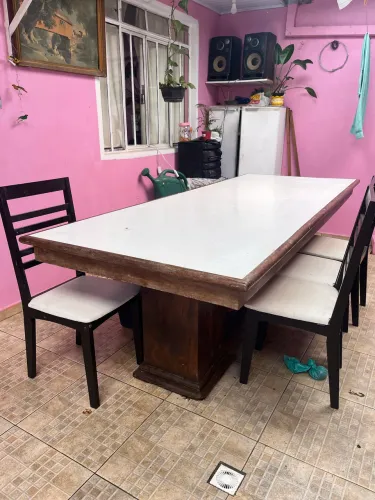 Mesa de madeira com 4 cadeiras