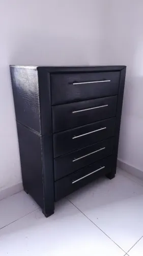 Cômoda em couro legítimo