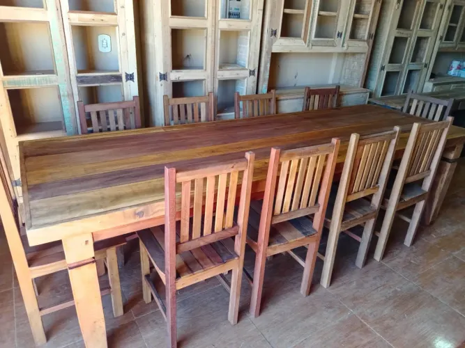 Mesa com 10 cadeiras