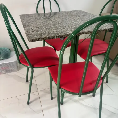 Vendo esse lindo jogo de mesa