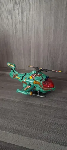 Helicóptero militar bate e volta