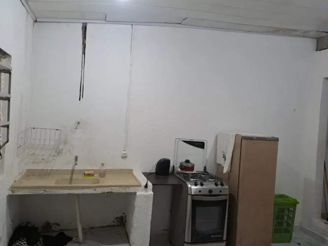 Quarto banheiro dentro com quintal 