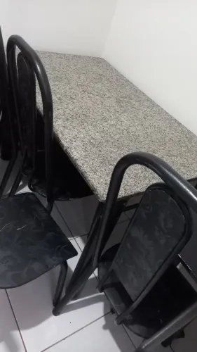 Mesa com quatro cadeiras 