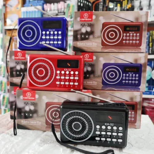 Radio FM e Bluetooth Entrada para cartão de memória, pen drive e fone P2