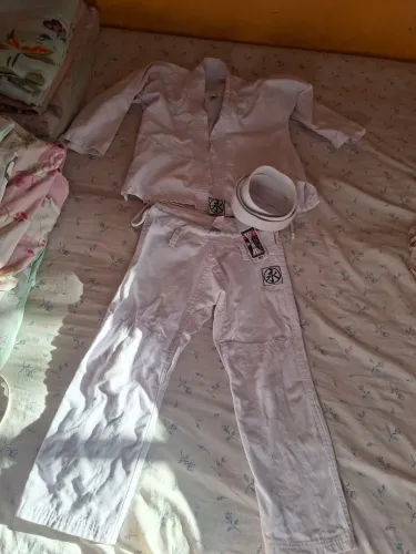 Vendo kimono branco seminovo.