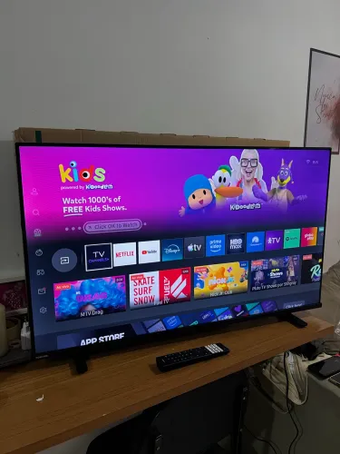 Vendo smart tv 43p novíssima com comando de voz