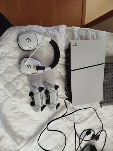 Vende-se Playstation 5 com 2 controle, e fone original, com midia para CD.