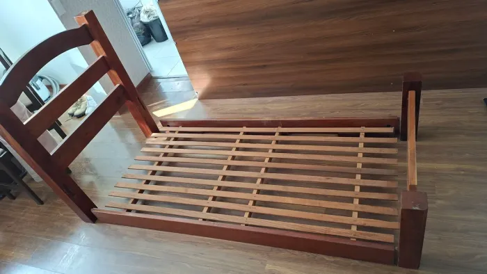 Cama solteiro de Mogno maciço (sem colchão)